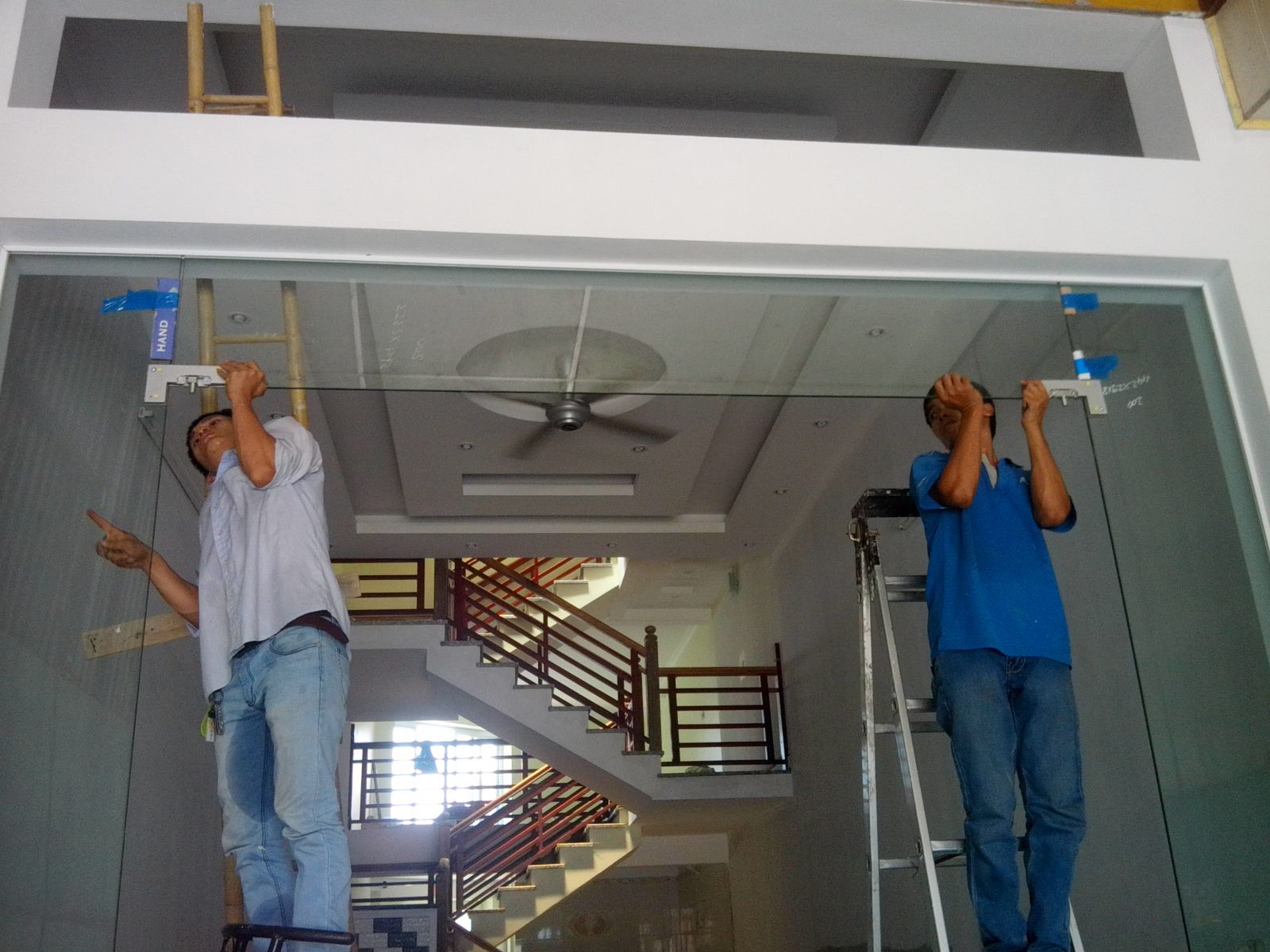 Vách kính cường lực tạo không gian mở cho ngôi nhà Vách kính cường lực tạo không gian mở cho ngôi nhà